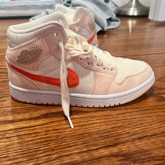 Womens Jordan’s size 6.5 - Picture 1 of 8